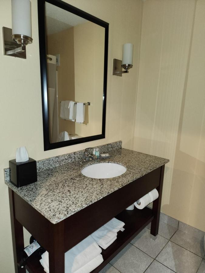 Quality Inn & Suites Bellville - Mansfield Luaran gambar